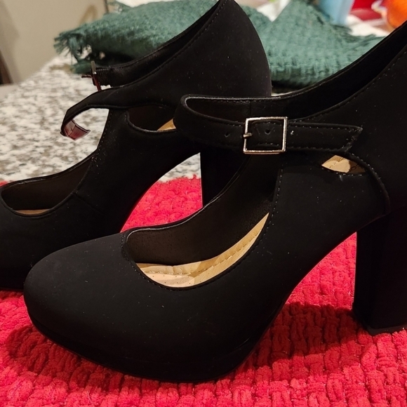 Elegant Black Strap Heels - Picture 2 of 6